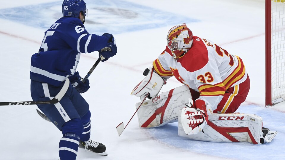 David Rittich réalise un arrêt du bouclier aux dépens d'Ilya Mikheyev.