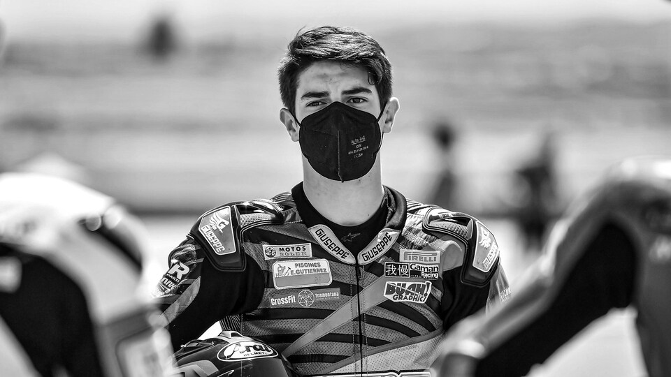 Photo en noir et blanc du pilote espagnol masqué.