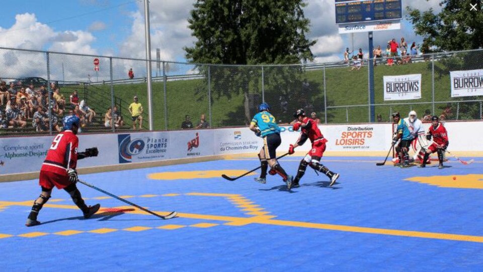 Des joueurs participent à un match de hockey-balle.