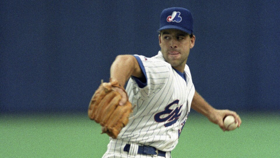 Denis Boucher se prépare à lancer une balle lors d'un match des Expos.