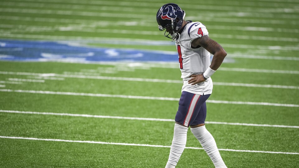 Deshaun Watson marche la tête basse sur le terrain des Lions de Détroit.