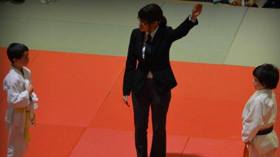Elle rend son verdict à la fin d'un combat.