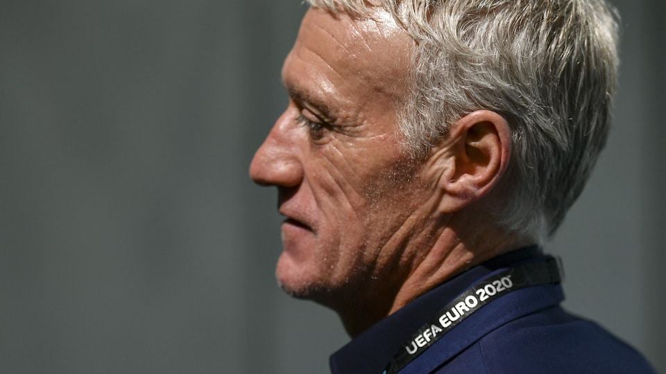 Didier Deschamps, de perfil, con la plantilla de la Euro 2020 al cuello
