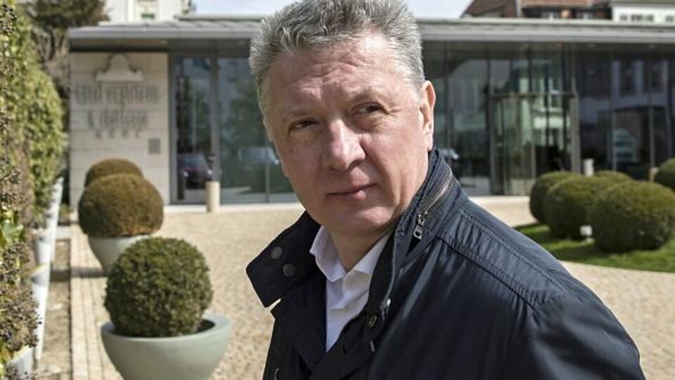 Il est à l'extérieur.