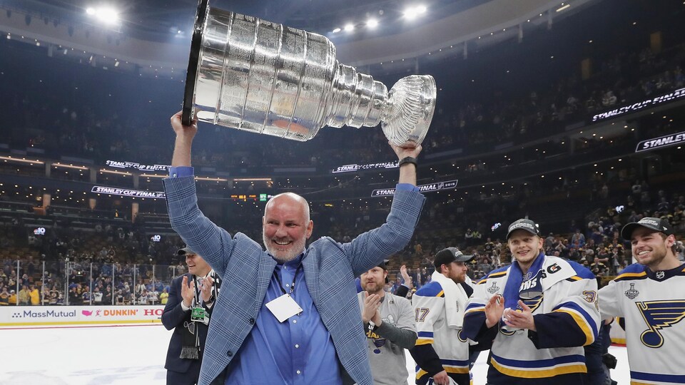 Il soulève la coupe Stanley après la victoire des Blues contre les Bruins en 2019.