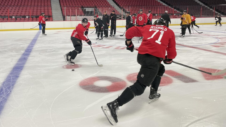 Des joueurs de hockey patinent lors d'un entraînement.