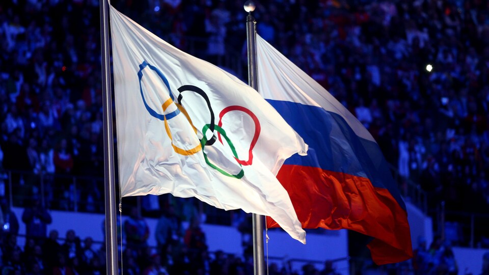 Les drapeaux olympique et russe