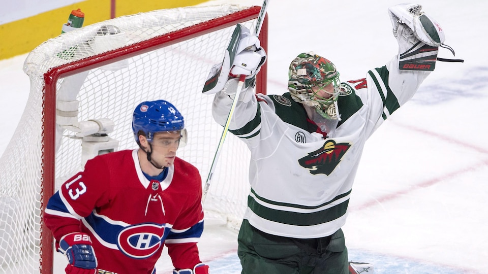 Devan Dubnyk célèbre la victoire des siens à côté de Max Domi.