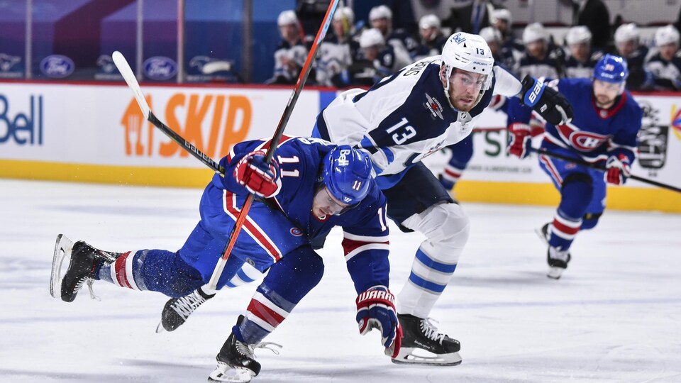 Brendan Gallagher perd pied devant l'attaquant des Jets.