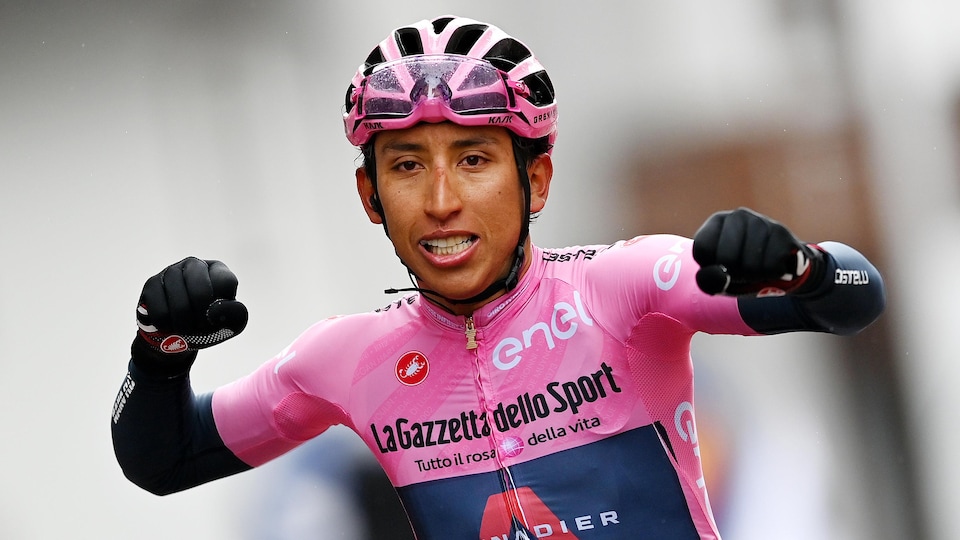 Egan Arley Bernal Gomez célèbre sa victoire les bras en l'air.