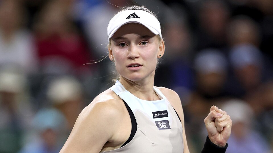 Une joueuse de tennis serre le poing après une victoire.