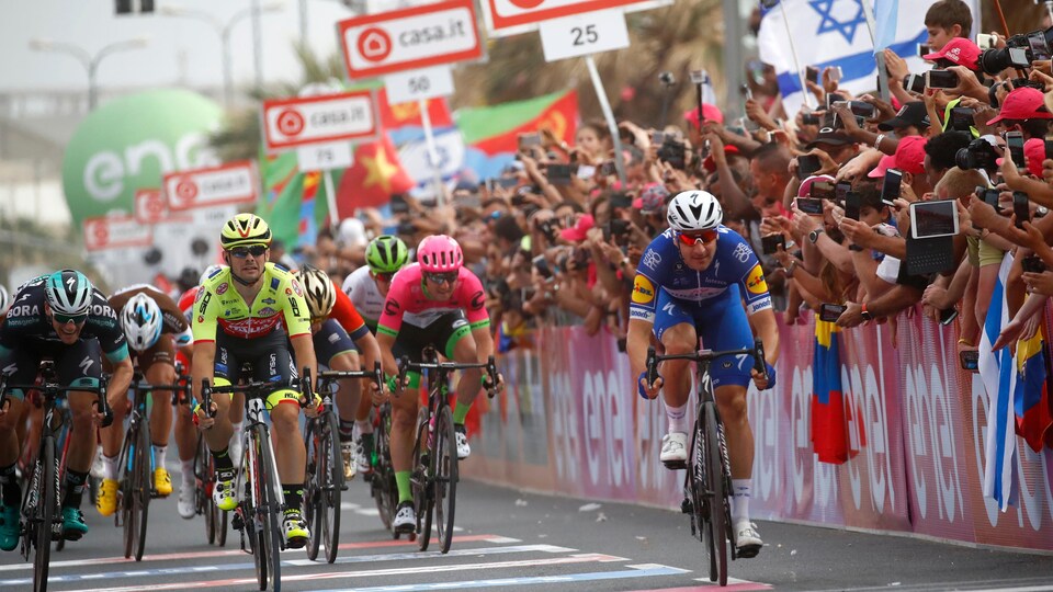 Elia Viviani, à droite, termine premier de la deuxième étape du Giro, une course de 167 kilomètres entre Haïfa et Tel Aviv.