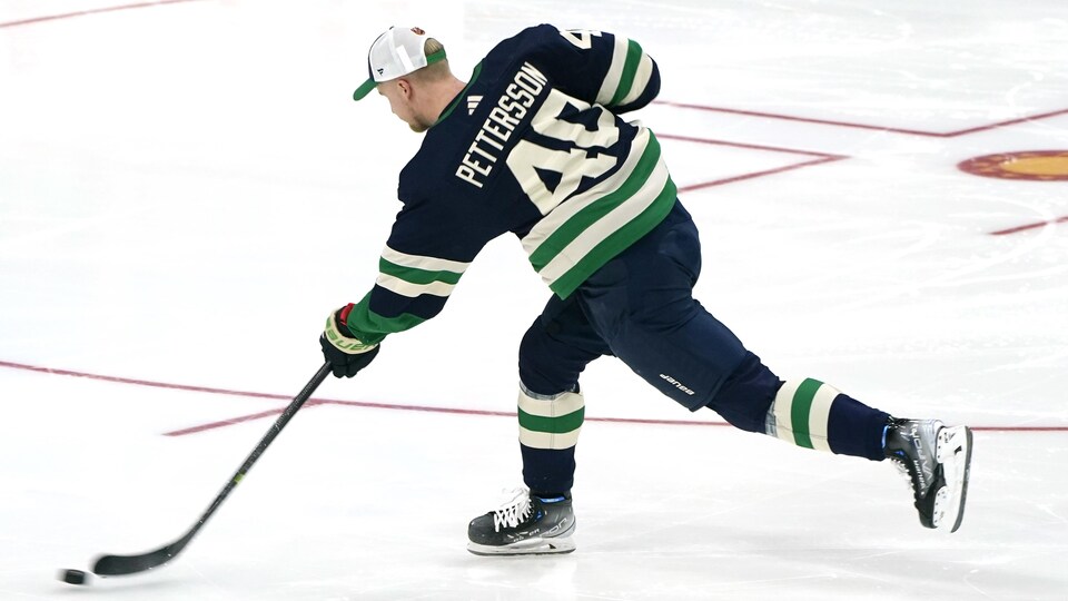Le hockeyeur Elias Pettersson effectue un lancer frappé.