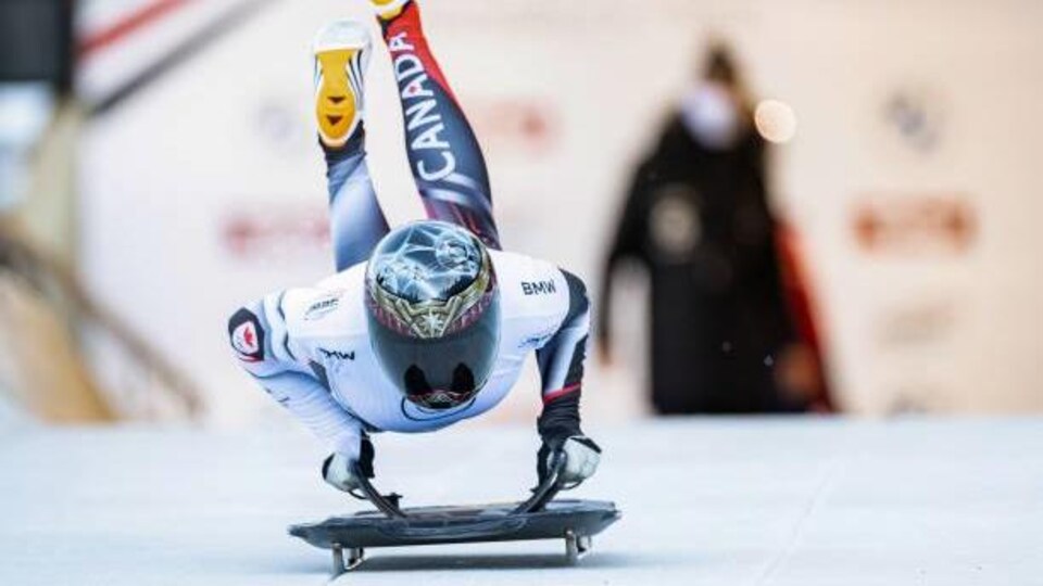 Elisabeth Maier s'élance les deux mains sur son skeleton.