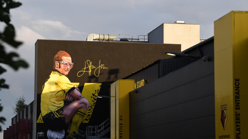 Une murale d'Elton John est visible à l'extérieur du Vicarage Road, stade du Watford FC. 
