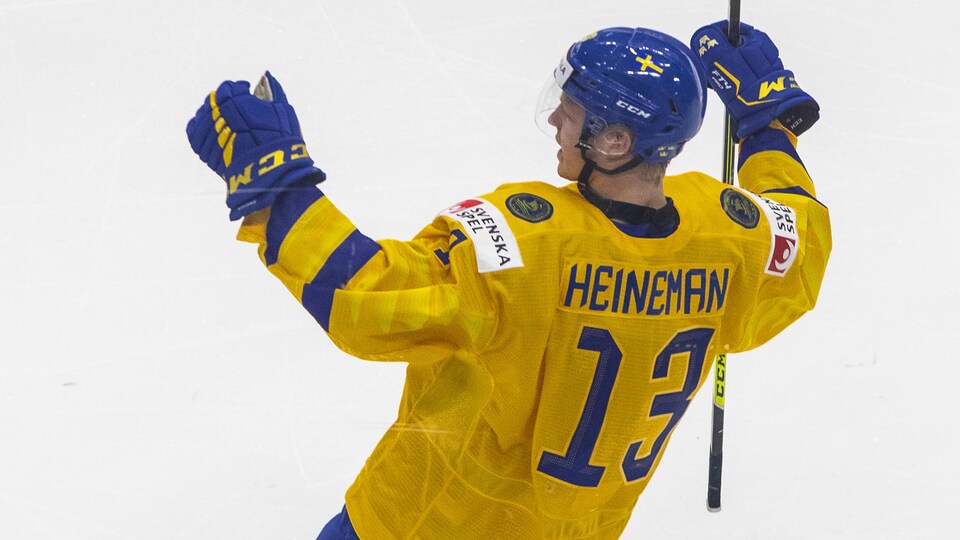 Le hockeyeur Emil Heineman lève ses bras dans les airs.