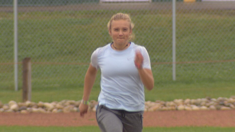 Emma Langstrom lors d'un entraînement sur une piste d'athlétisme.