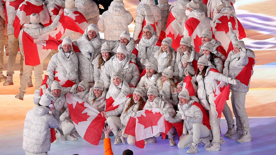 Les athlètes canadiens célèbrent à la cérémonie de clôture des Jeux paralympiques de Pékin.