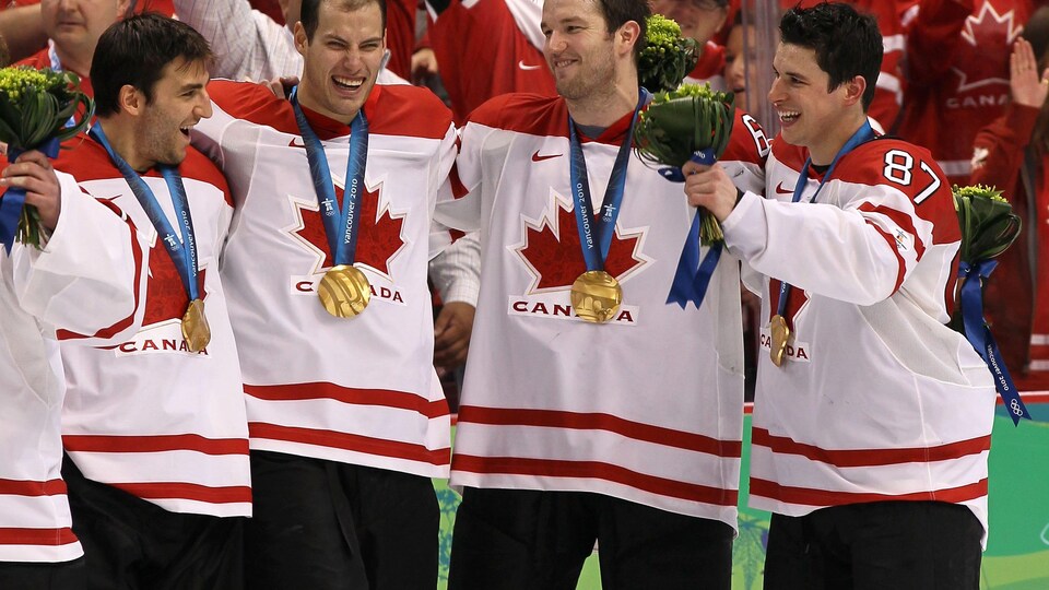 Les hockeyeurs célèbrent sur la glace la conquête de la médaille d'or olympique aux Jeux de Vancouver en 2010.