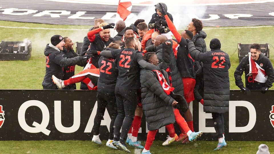 Ils sont vêtus d'un uniforme noir et célèbrent leur victoire.
