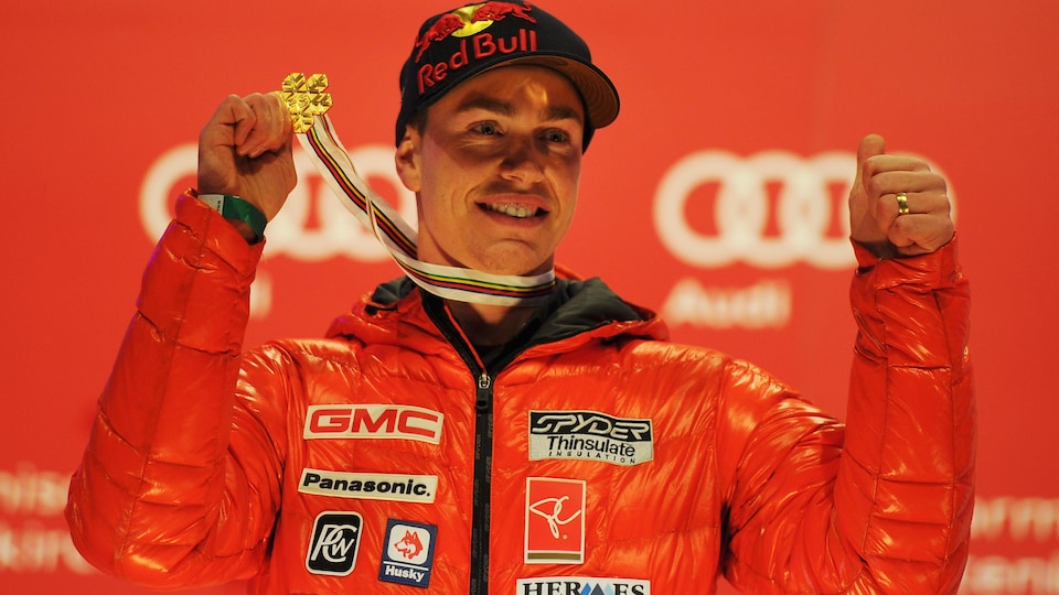 Erik Guay exhibe sa médaille d'or de la descente des Championnats du monde de 2011.