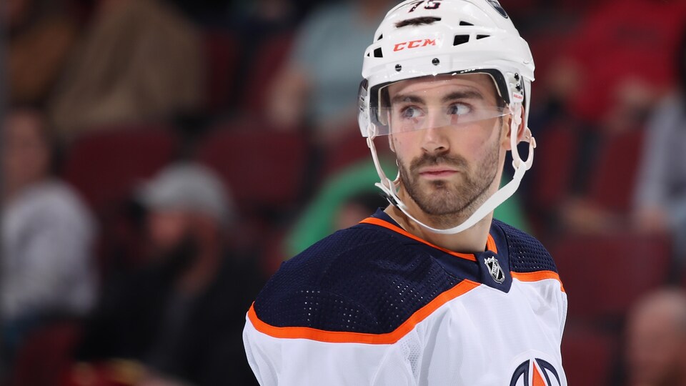 Gros plan d'Evan Bouchard lors d'un match