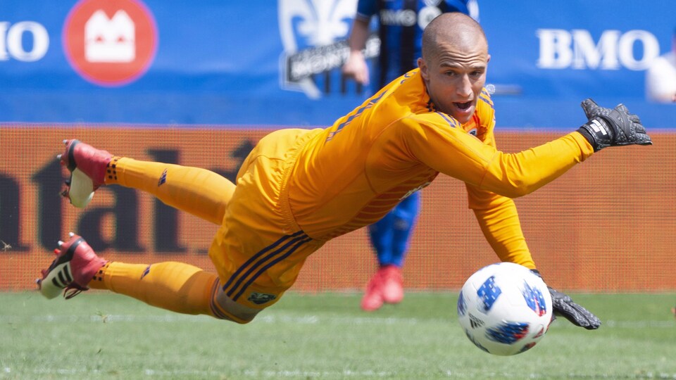 Evan Bush réalise un arrêt du bout de la main.