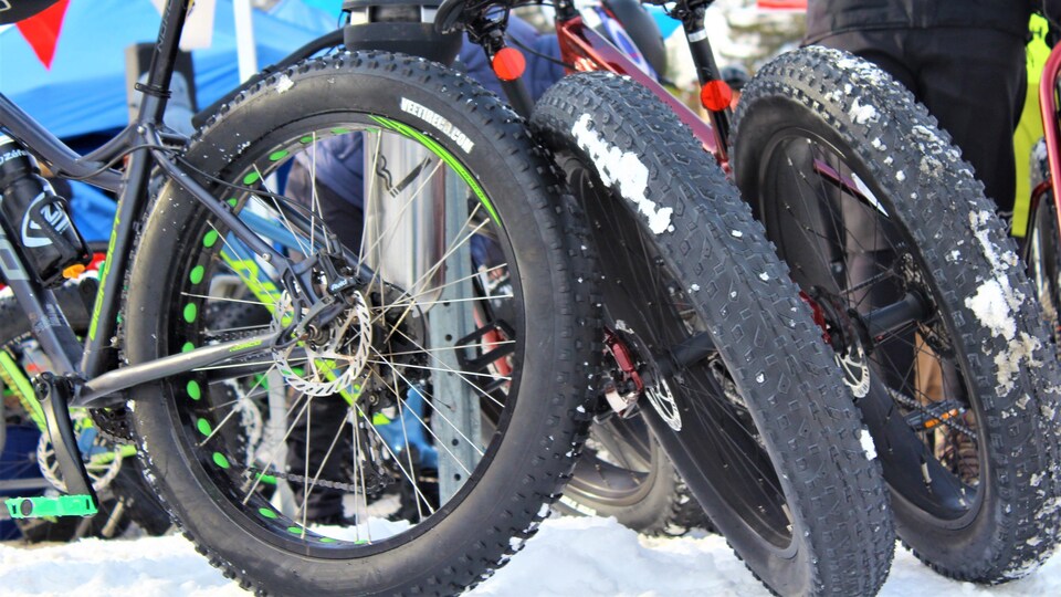 Des vélos dans la neige