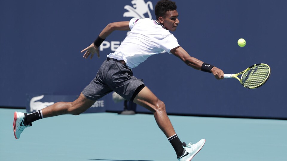 Felix Auger-Aliassime en poursuite de la balle sur son revers