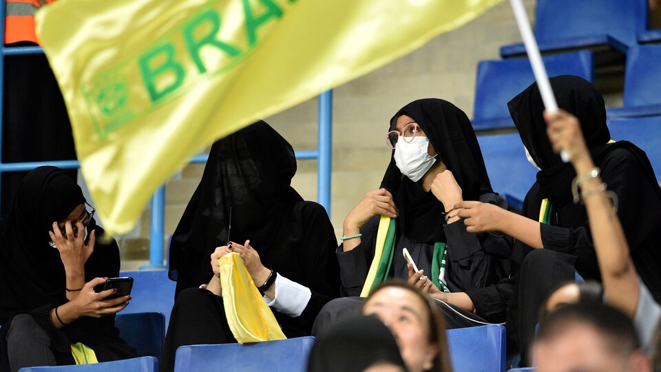 Des femmes saoudiennes assistent à un match amical entre le Brésil et l'Arabie saoudite à Riyad, le 12 octobre 2018