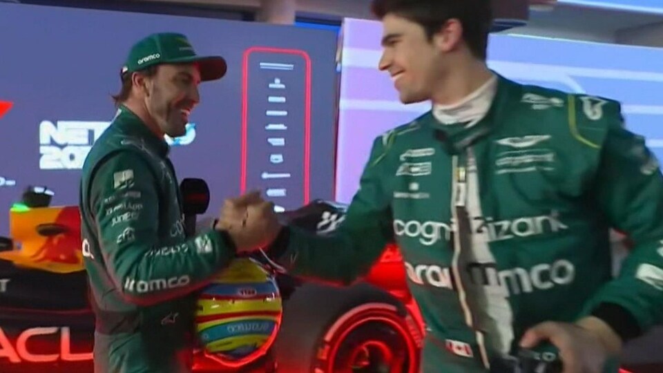 Deux pilotes de F1 se serrent la main très sportivement.