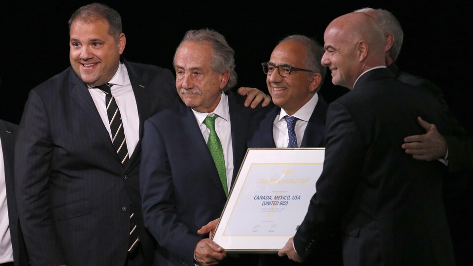 De gauche à droite : Victor Montagliani, président de la CONCACAF, Decio de Maria, Président de l'Association de soccer du Mexique, Carlos Cordeiro, le président de la Fédération américaine de soccer et Steve Reed, le président de l’Association canadienne de soccer