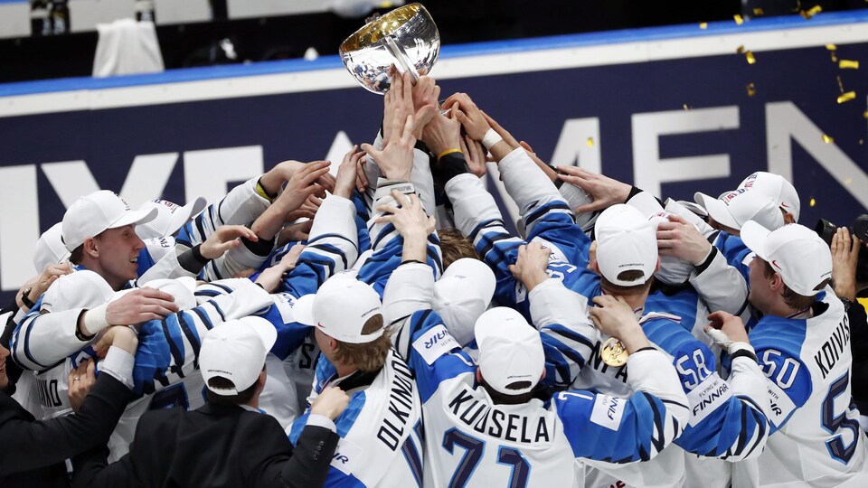 Les joueurs soulèvent le trophée.