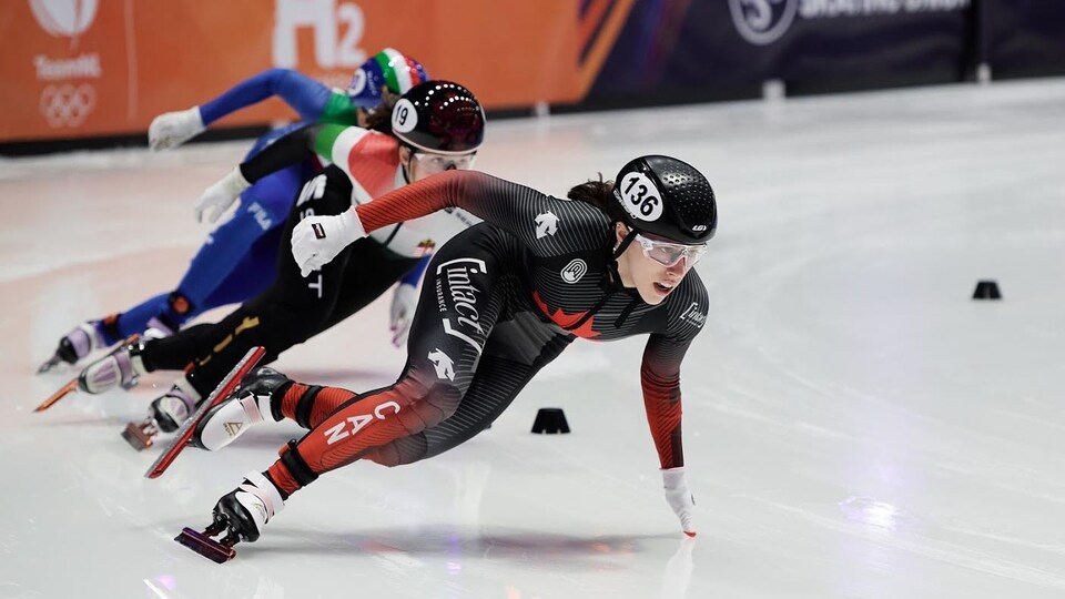 Florence Brunelle patine à l'épreuve du 500 m en courte piste.