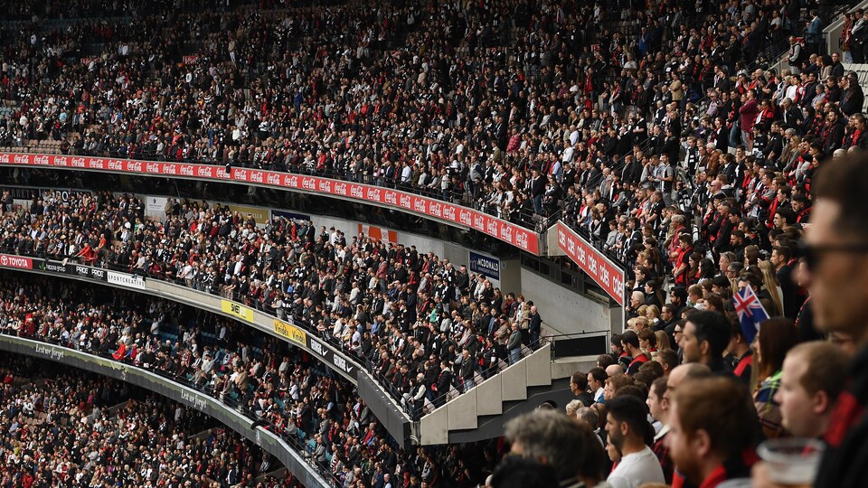 Une foule est entassée dans les gradins.