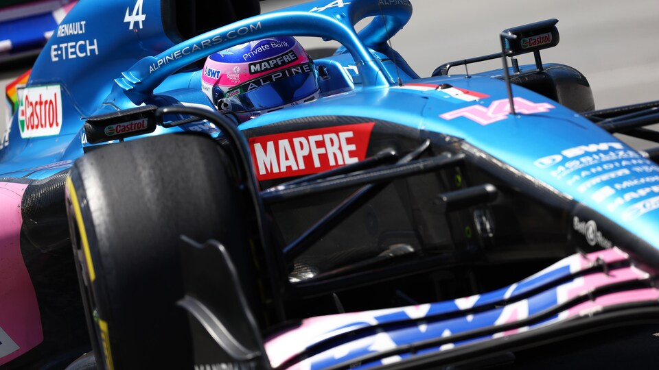 Un bolide de formule 1 prend un virage.