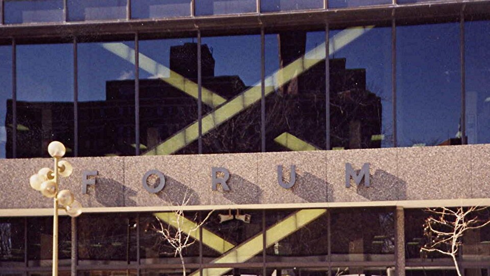 Un édifice sur lequel on peut lire Forum