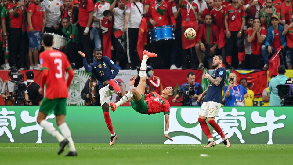 Una devolución acrobática de un jugador marroquí durante el partido contra Francia