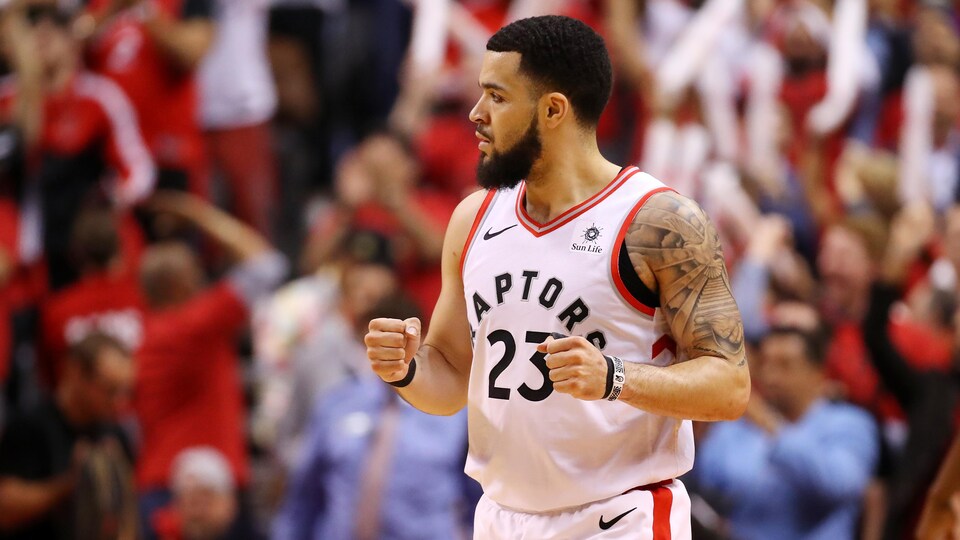 Fred VanVleet serre les poings après avoir inscrit un panier.