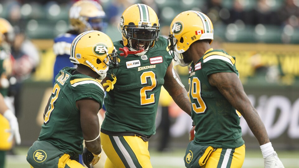 Natey Adjei, C.J. Gable et Kevin Elliott célèbrent un touché.