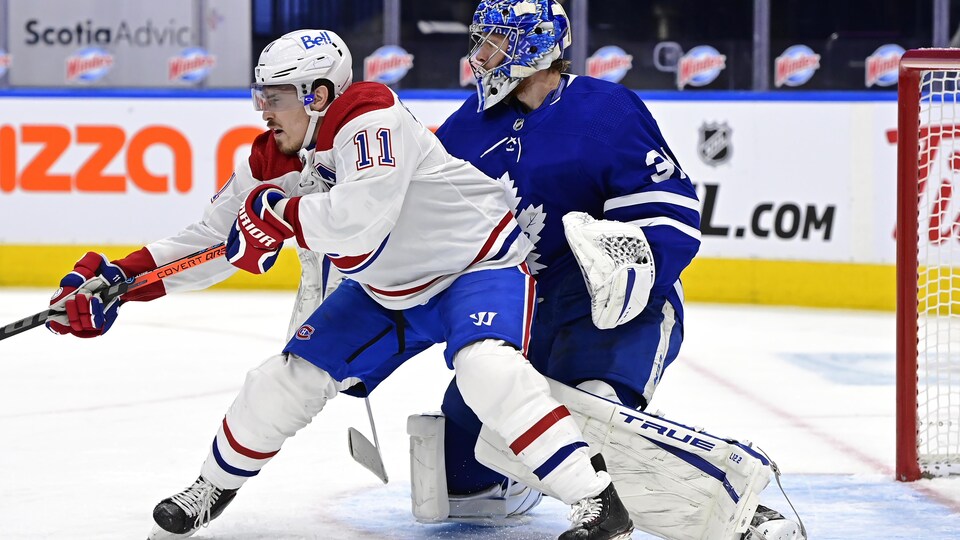 Il travaille devant le gardien des Maple Leafs pour lui gêner la vue.