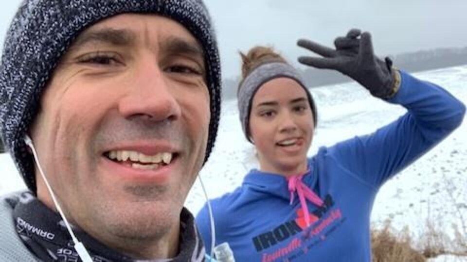 George Papadakos et sa fille courent ensemble dans la rue.