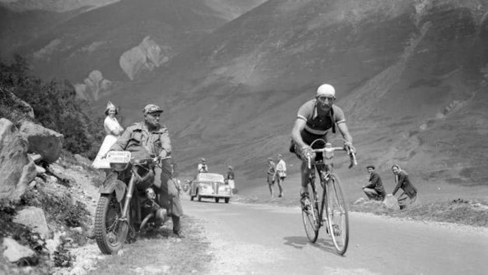 Gino Bartali lors de la 11e étape du Tour de France en 1950, entre Pau et Saint-Gaudens.