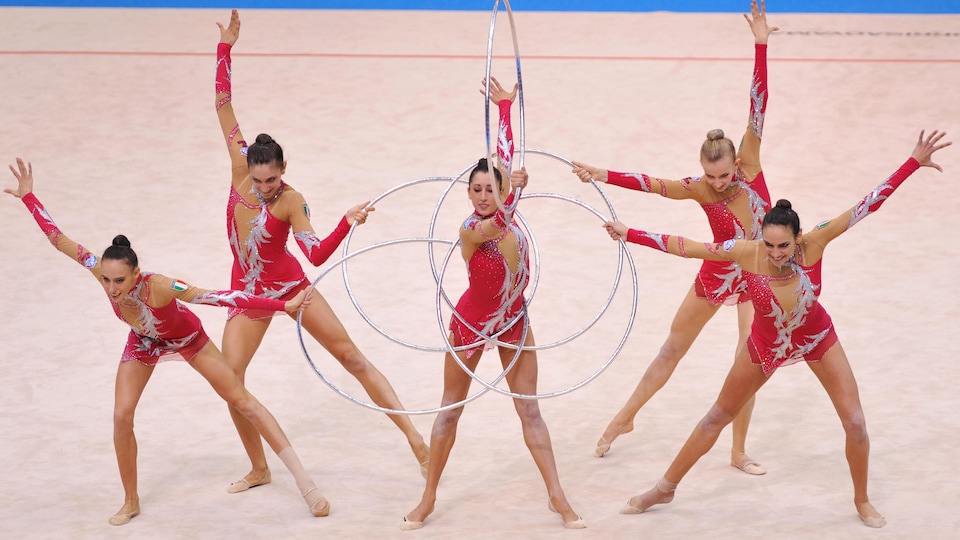 Des gymnastes italiennes font un programme avec des cerceaux.