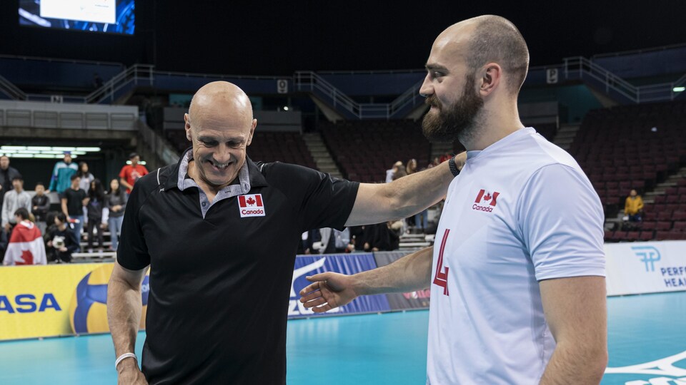 Glenn Hoag (à gauche), entraîneur de l'équipe canadienne, avec son fils Nicholas.