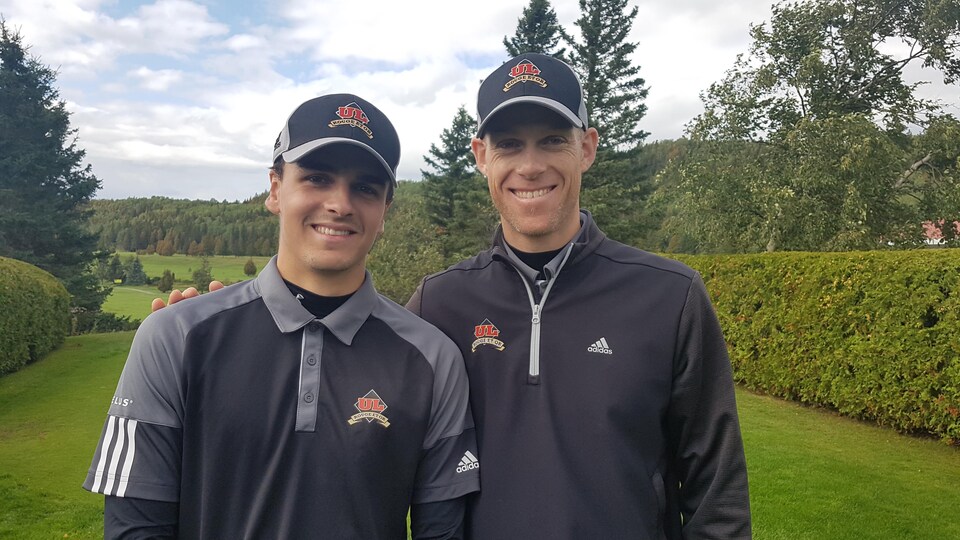 Antoine Roy et Mathieu Paradis côte-à-côte pour la photo au club de golf Bic