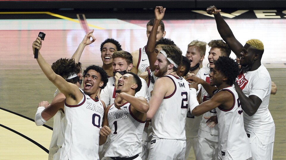 Les joueurs des Bulldogs célèbrent leur plus récente victoire en prenant un égoportrait tous ensemble.