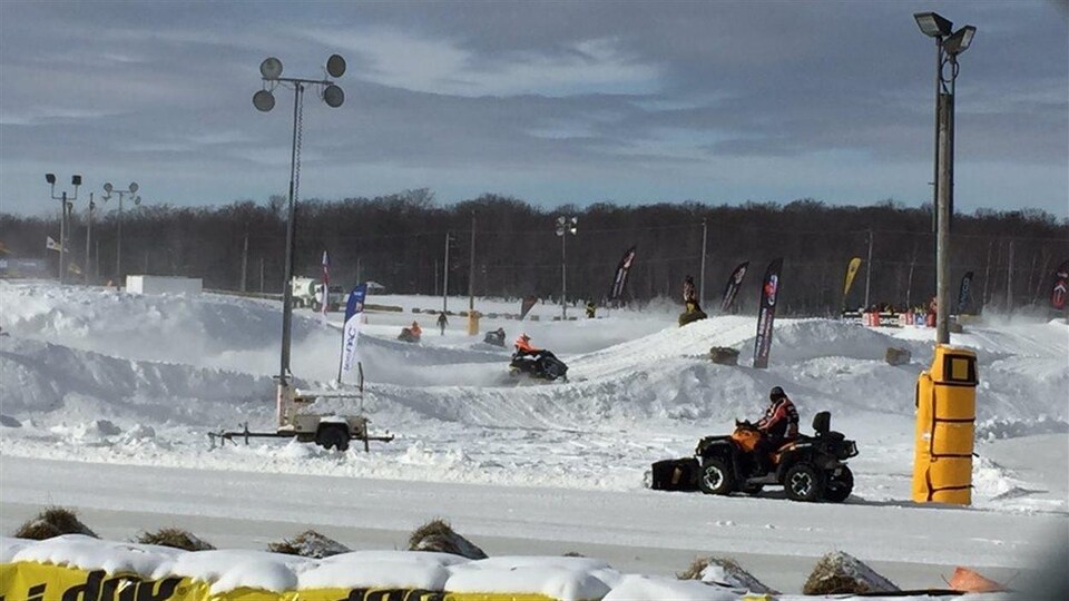 Motoneigistes en période d'essai au Grand Prix Ski-Doo de Valcourt sur la piste de snocross.