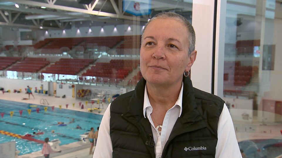 Guylaine Demers devant une piscine olympique