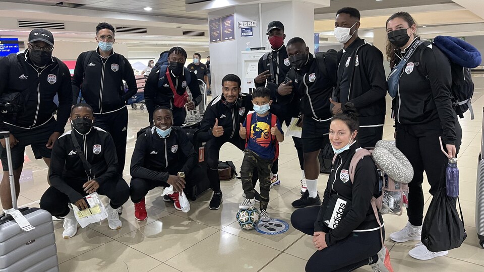 Des joueurs prennent la pose dans un aéroport.
